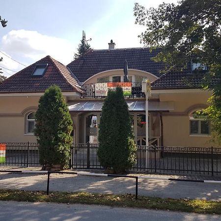 فندق The Corner House Panzio تاتا المظهر الخارجي الصورة