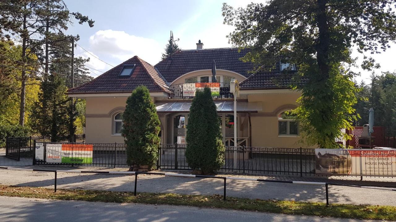 فندق The Corner House Panzio تاتا المظهر الخارجي الصورة