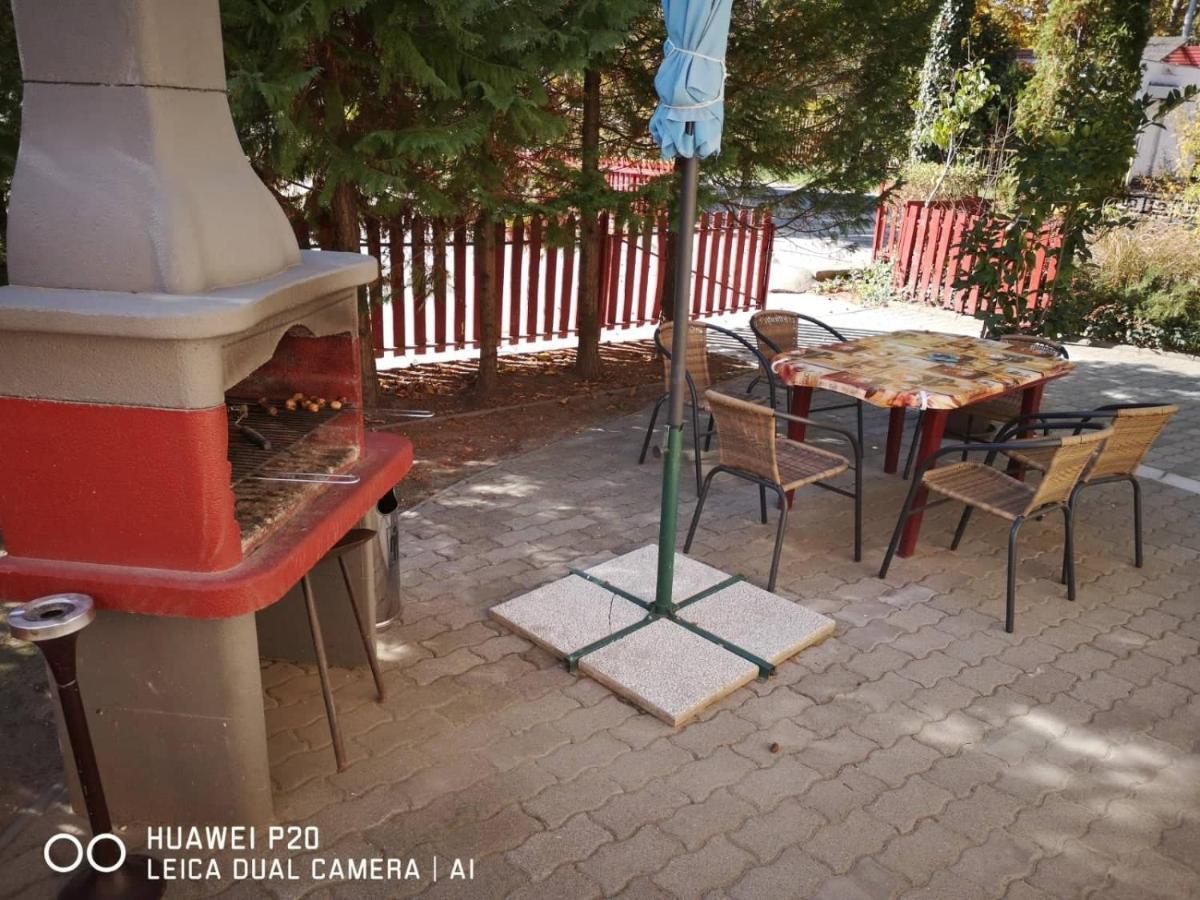 فندق The Corner House Panzio تاتا المظهر الخارجي الصورة