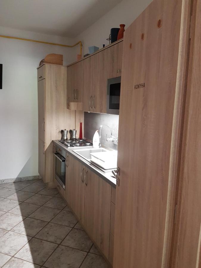 فندق The Corner House Panzio تاتا المظهر الخارجي الصورة
