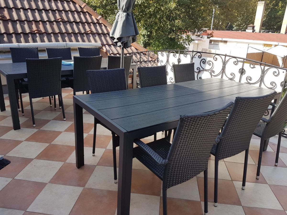 فندق The Corner House Panzio تاتا المظهر الخارجي الصورة