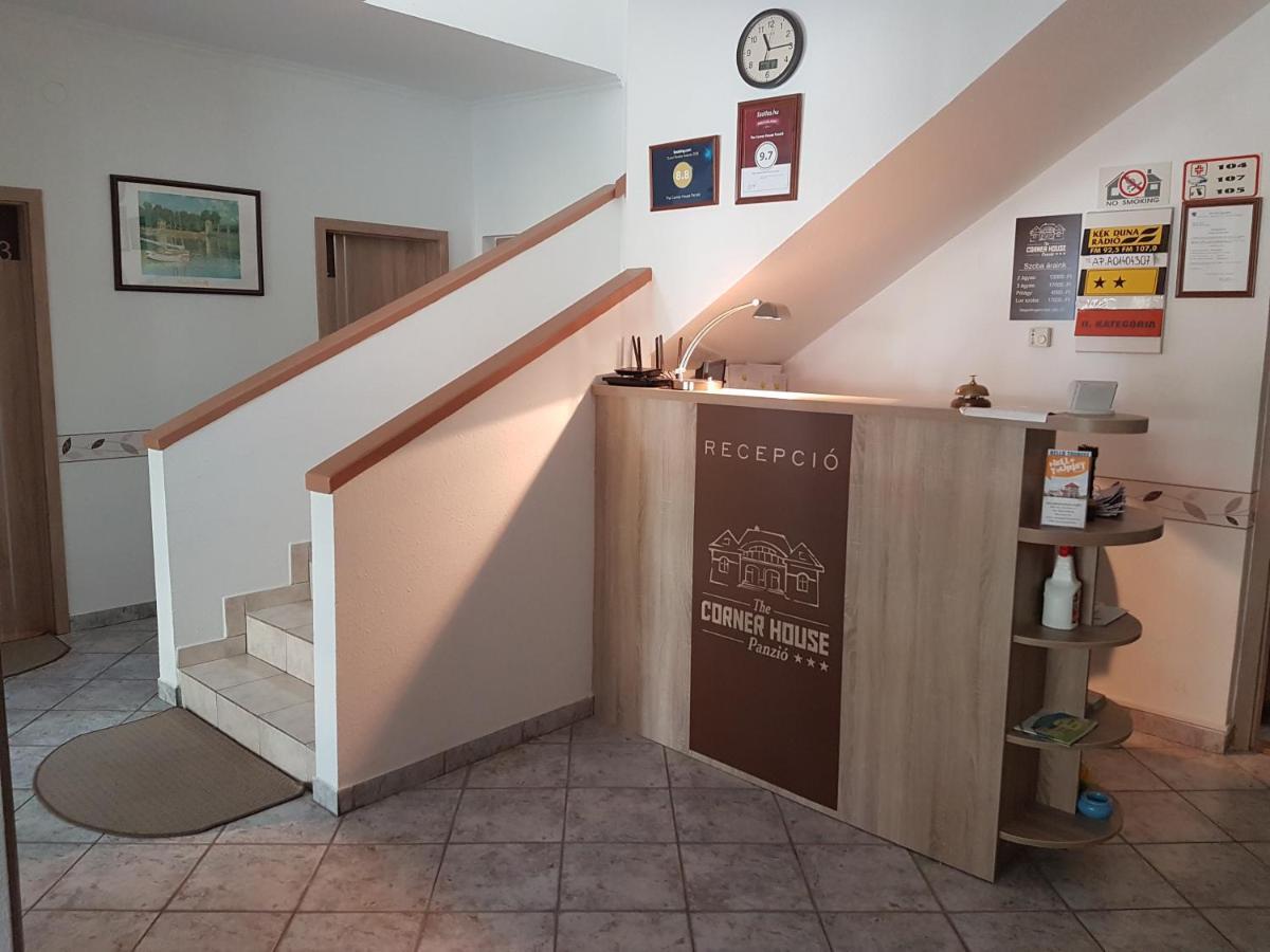 فندق The Corner House Panzio تاتا المظهر الخارجي الصورة