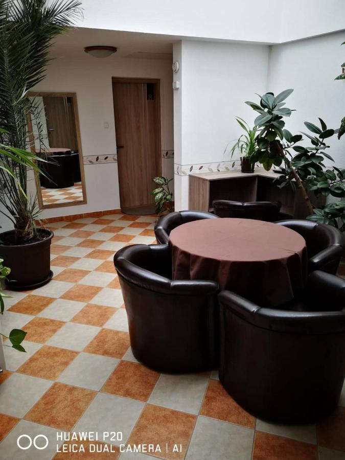 فندق The Corner House Panzio تاتا المظهر الخارجي الصورة