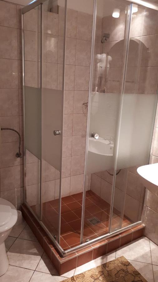 فندق The Corner House Panzio تاتا المظهر الخارجي الصورة