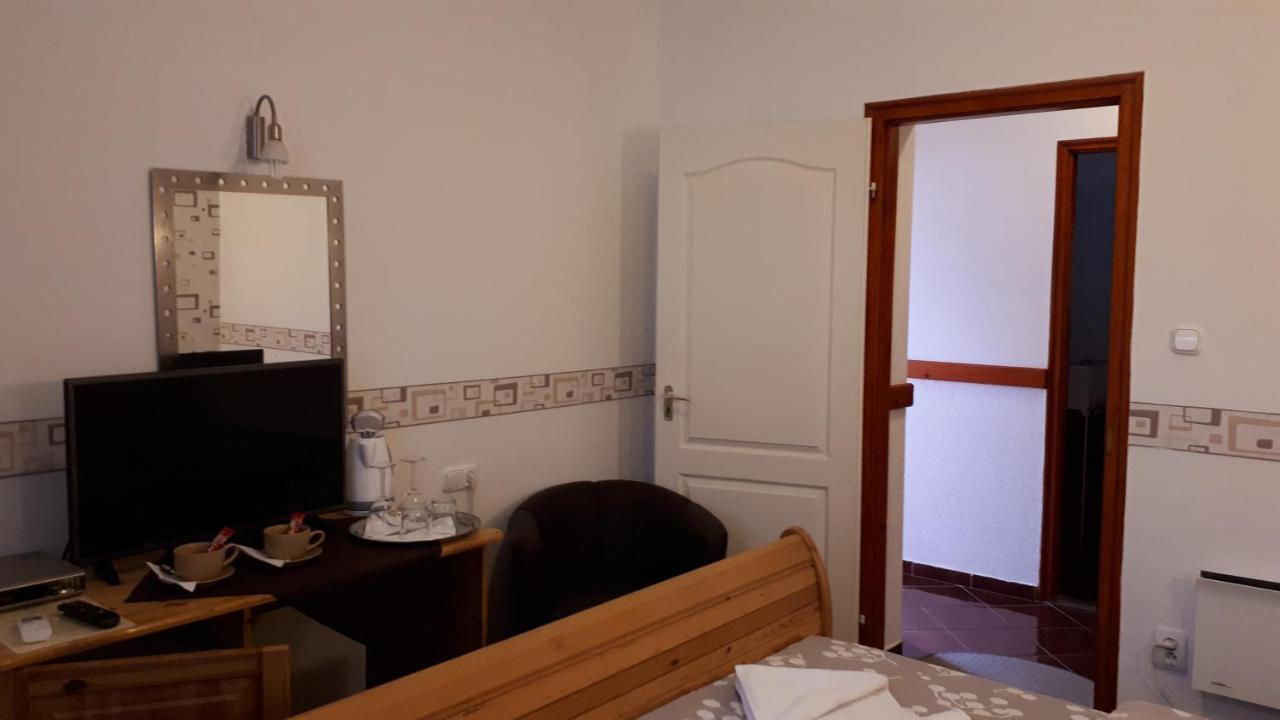 فندق The Corner House Panzio تاتا المظهر الخارجي الصورة