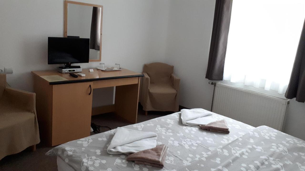فندق The Corner House Panzio تاتا المظهر الخارجي الصورة