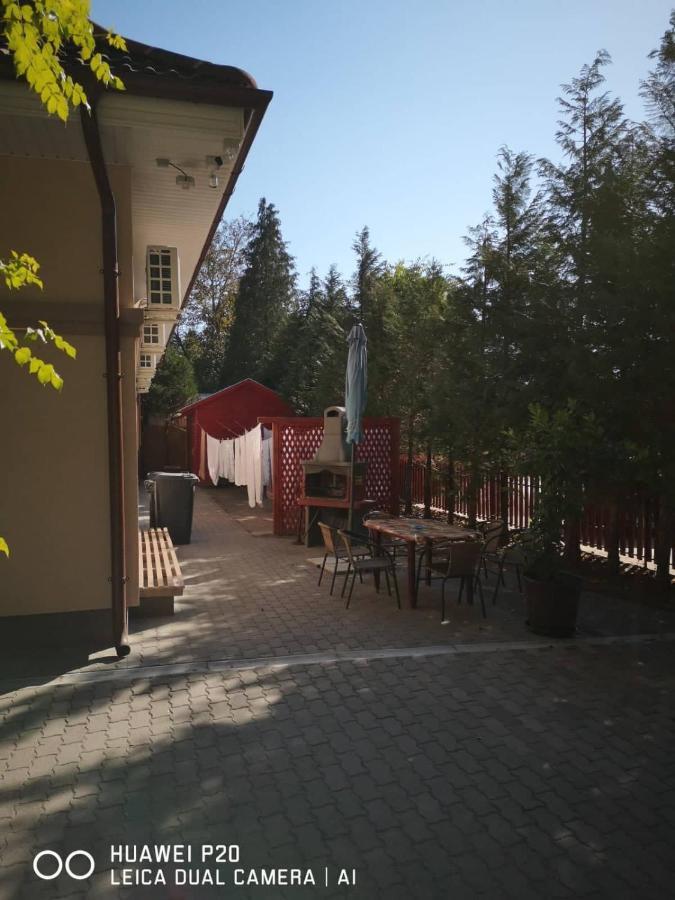 فندق The Corner House Panzio تاتا المظهر الخارجي الصورة