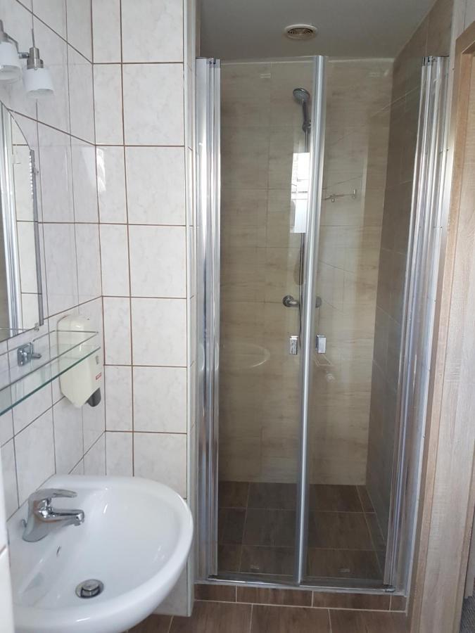 فندق The Corner House Panzio تاتا المظهر الخارجي الصورة