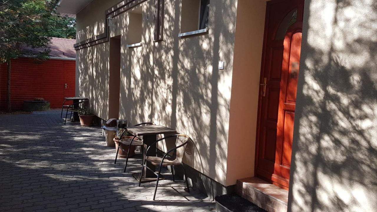 فندق The Corner House Panzio تاتا المظهر الخارجي الصورة