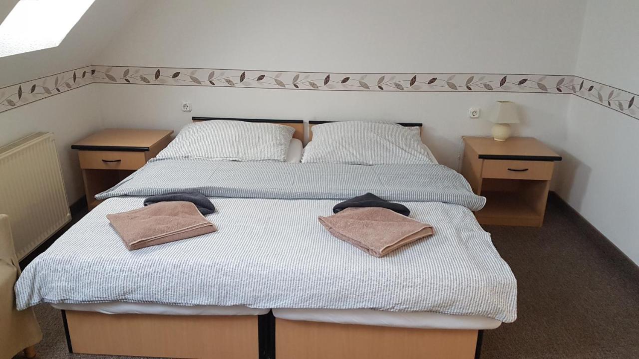 فندق The Corner House Panzio تاتا المظهر الخارجي الصورة