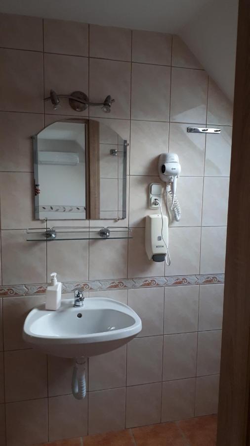 فندق The Corner House Panzio تاتا المظهر الخارجي الصورة